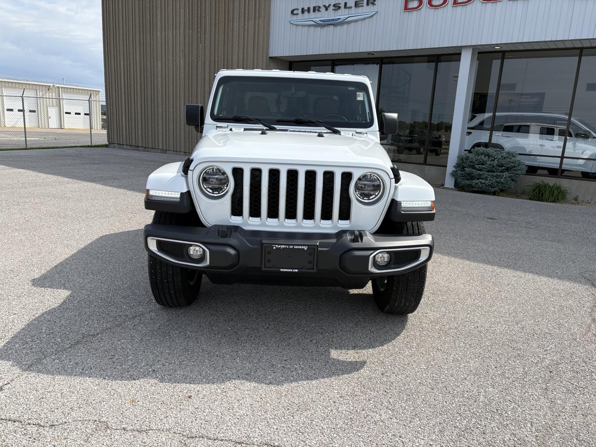 Used 2022 Jeep Gladiator Overland with VIN 1C6HJTFG5NL180336 for sale in Geneseo, IL